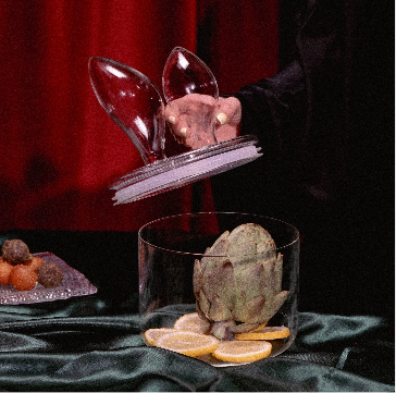 صناديق وزجاجات ومنافض