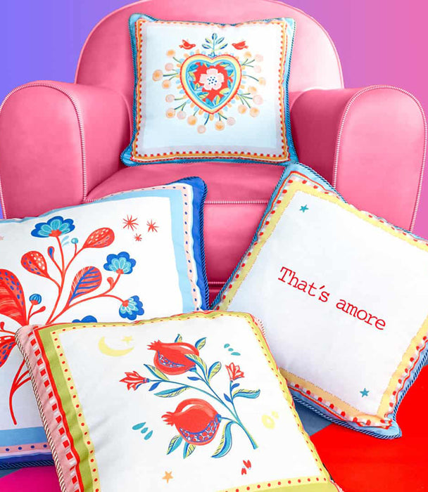 وسادة ماما ميا بوليستر برسمة قلب ملوّنة - 45×45 سم