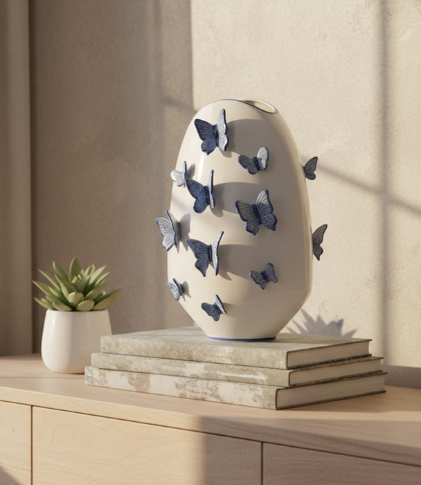 مزهرية مسطّحة بترفلاي سيراميك بيضاء مزيّنة بفراشات زرقاء