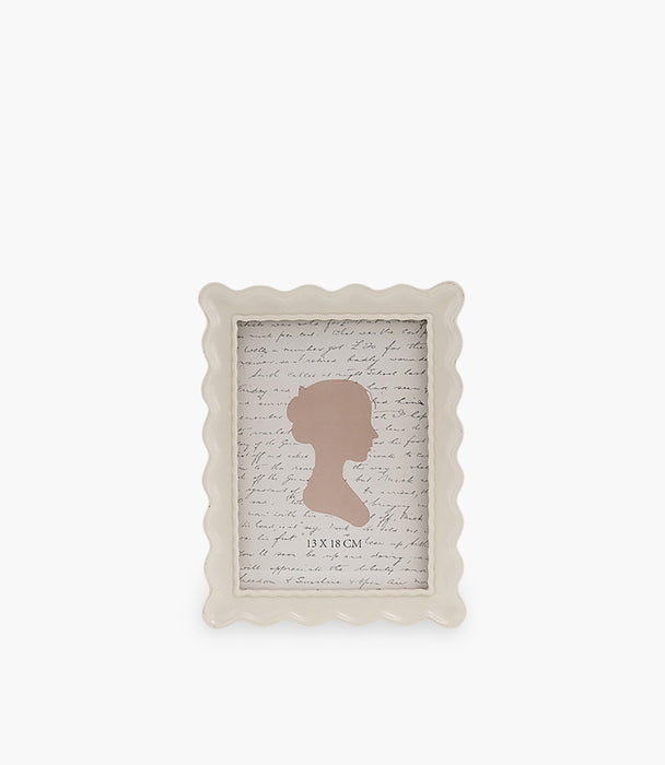 إطار صور كيمبرلي بولي ريزن أبيض بحواف متعرجة