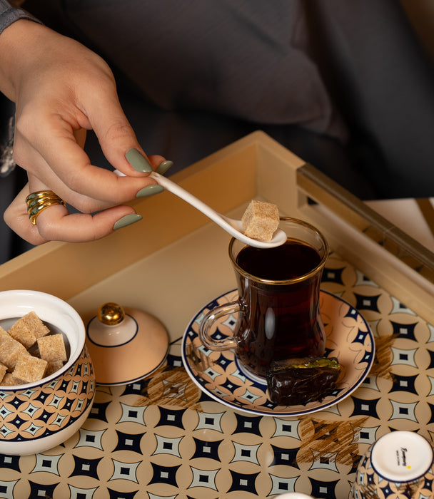 سكّرية بورسلين بزخارف هندسية باللون البيج مع ملعقة