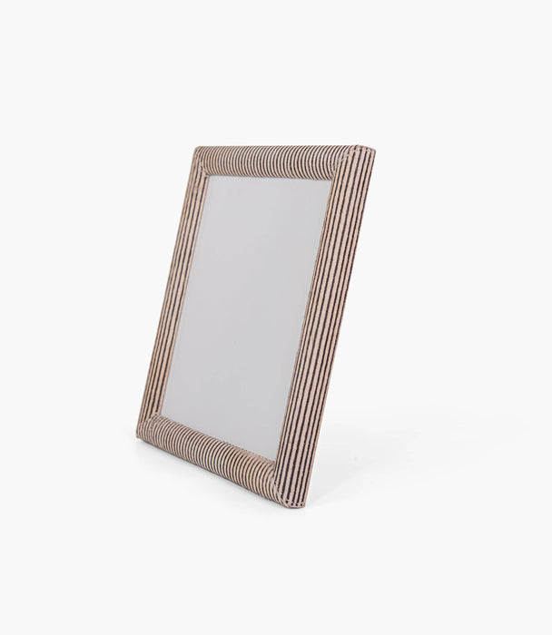 Tranquility Striped Hide Frame, Offwhite/Black 25x20cm - Roomours