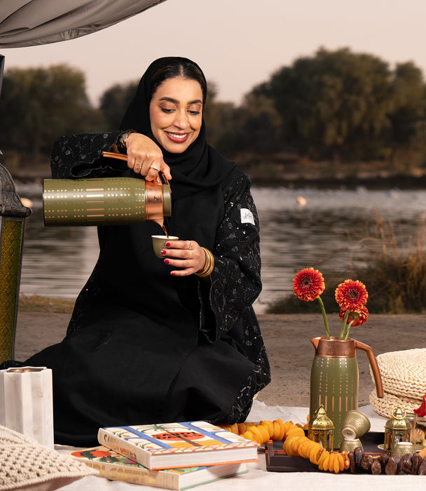 صينية جلد بنية مخططة باللون البرتقالي